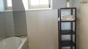 Habitación cuádruple Confort, vista al jardín | Baño