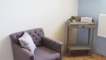 Habitación Confort con 1 cama matrimonial o 2 individuales, vista al jardín | Área de sala de estar
