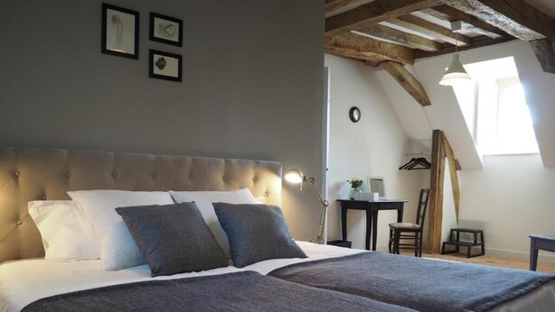 Una camera da letto con un letto grande, un tavolino, una sedia e una finestra.
