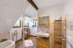 Shower, hair dryer, towels