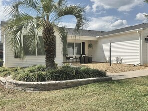 Exterior - Sandy Pelican - 3/2 w/ 4-Seat Golf Cart & Grill in The Village of Chatham (Chatham, The Villages)