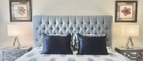 Tabla de planchar con plancha, wifi gratis y ropa de cama