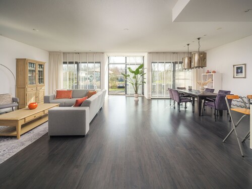 Stilvolle Wasservilla für 5 Personen mit luxuriöser Innenausstattung, Fitnessraum, großzügigem Garten, Grillplatz sowie privatem Bootssteg und Badebereich im Villa Resort Harderwold.