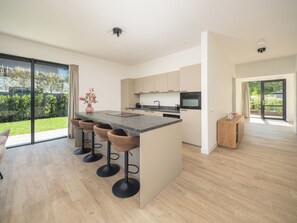 Fridge, microwave, oven, stovetop - Luxury 10-person villa on the water with hot tub, private jetty, spacious terrace and 4 bedrooms. Located at Villa Resort Harderwold, near Harderwijk and the Veluwemeer! (Zeewolde)