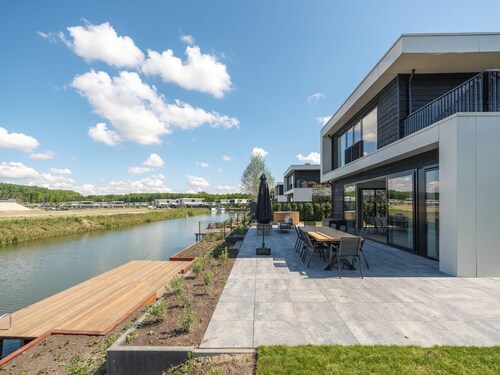 Luxury 10-person villa on the water with hot tub, private jetty, spacious terrace and 4 bedrooms. Located at Villa Resort Harderwold, near Harderwijk and the Veluwemeer!