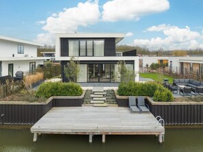 Exterior - Luxury 10-person villa on the water with hot tub, private jetty, spacious terrace and 4 bedrooms. Located at Villa Resort Harderwold, near Harderwijk and the Veluwemeer! (Zeewolde)