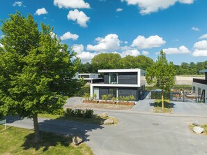 Exterior - Luxury 10-person villa on the water with hot tub, private jetty, spacious terrace and 4 bedrooms. Located at Villa Resort Harderwold, near Harderwijk and the Veluwemeer! (Zeewolde)