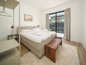 4 bedrooms, iron/ironing board, travel cot, WiFi - Luxury 10-person villa on the water with hot tub, private jetty, spacious terrace and 4 bedrooms. Located at Villa Resort Harderwold, near Harderwijk and the Veluwemeer! (Zeewolde)