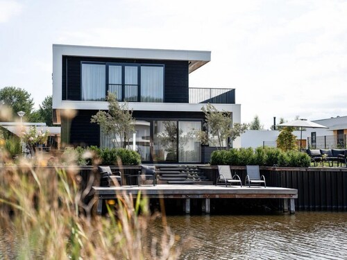 Luxury 10-person villa on the water with hot tub, private jetty, spacious terrace and 4 bedrooms. Located at Villa Resort Harderwold, near Harderwijk and the Veluwemeer!