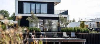 Luxury 10-person villa on the water with hot tub, private jetty, spacious terrace and 4 bedrooms. Located at Villa Resort Harderwold, near Harderwijk and the Veluwemeer!