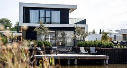 Luxury 10-person villa on the water with hot tub, private jetty, spacious terrace and 4 bedrooms. Located at Villa Resort Harderwold, near Harderwijk and the Veluwemeer!