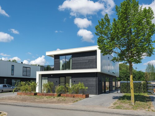 Luxury 10-person villa on the water with hot tub, private jetty, spacious terrace and 4 bedrooms. Located at Villa Resort Harderwold, near Harderwijk and the Veluwemeer!