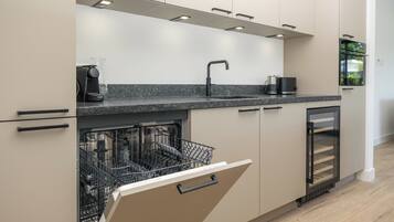 Een koelkast, een magnetron, een oven, een kookplaat