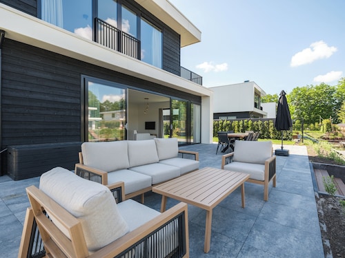 Luxury 10-person villa on the water with hot tub, private jetty, spacious terrace and 4 bedrooms. Located at Villa Resort Harderwold, near Harderwijk and the Veluwemeer!