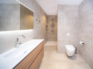 Bathroom - Luxury 10-person villa on the water with hot tub, private jetty, spacious terrace and 4 bedrooms. Located at Villa Resort Harderwold, near Harderwijk and the Veluwemeer! (Zeewolde)