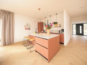 Private kitchen - Brand-new 8-person waterfront villa with hot tub, sauna and trampoline – perfect for a luxury family getaway. (Zeewolde)