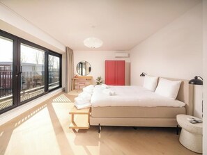 Room - Brand-new 8-person waterfront villa with hot tub, sauna and trampoline – perfect for a luxury family getaway. (Zeewolde)