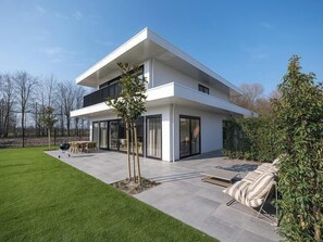 Exterior - Brand-new 8-person waterfront villa with hot tub, sauna and trampoline – perfect for a luxury family getaway. (Zeewolde)