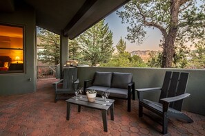 Terrace/patio - Amazing Home Located in West Sedona with Community Pool! Great Views! 6 Month (Sedona)