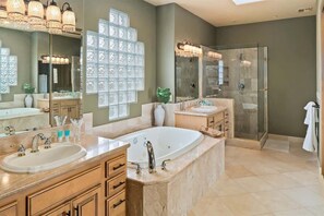 Shower, hair dryer, towels, shampoo - Amazing Monthly Home, Views, Community Pool! Calle (Sedona)