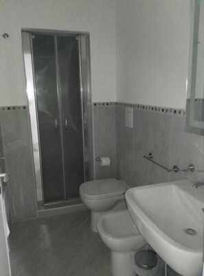 Sèche-cheveux, bidet, serviettes fournies, savon