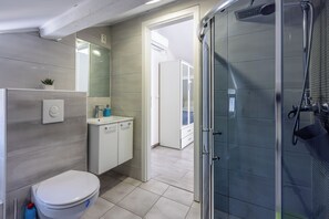 Shower, towels, soap - Sunny studio for 2 with fantastic sea views (Novi Vinodolski)