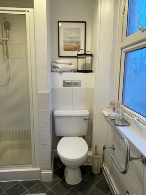 Hair dryer, towels, soap, toilet paper - Cozy Studio 2 mins to West Kensington Station (London)