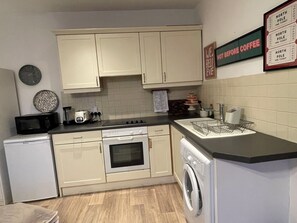 Private kitchen - Cozy Studio 2 mins to West Kensington Station (London)