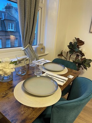Dining - Cozy Studio 2 mins to West Kensington Station (London)
