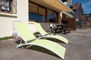 Outdoor dining - Apartment 'Les Airelles' with Mountain View, Private Terrace and Wi-Fi (La Bresse)