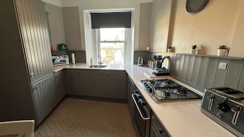 Dishwasher, cookware/dishes/utensils