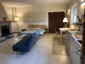 Room - Apartment 'Gipsy Rose - Blue Rose' with Mountain View, Shared Garden and Wi-Fi (Sarzana)