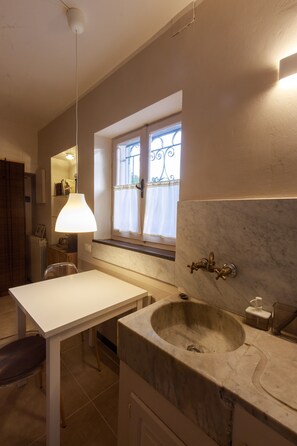 Dining - Apartment 'Gipsy Rose - Blue Rose' with Mountain View, Shared Garden and Wi-Fi (Sarzana)