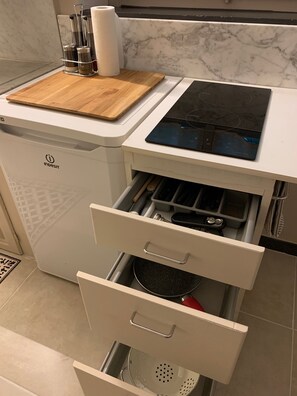 Private kitchen - Apartment 'Gipsy Rose - Blue Rose' with Mountain View, Shared Garden and Wi-Fi (Sarzana)