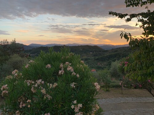 Apartment 'Gipsy Rose - Pink Rose' with Mountain View, Shared Garden and Wi-Fi