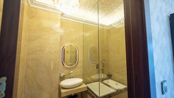 Deluxe Room, 1 King Bed, City View | Bathroom