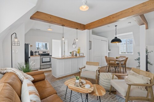 Farmhouse Retreat ~ Entire House (Urban Farmhouse & Urban Loft)