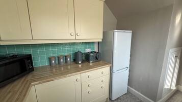 Dishwasher, cookware/dishes/utensils