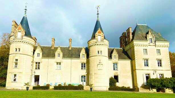 A large, historic building with multiple towers and a central courtyard. - Château de la Pervenchère - Gîte des Cavaliers (Casson)