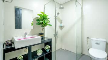 Deluxe Penthouse, 2 Bedrooms, Sea View | Bathroom | Rainfall showerhead, hair dryer, slippers, towels