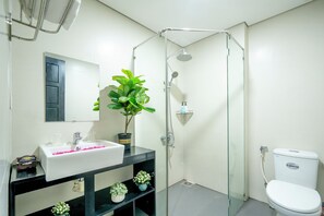 デラックス ペントハウス 2 ベッドルーム シービュー | バスルーム | レインフォールシャワー、ヘアドライヤー、スリッパ、タオル