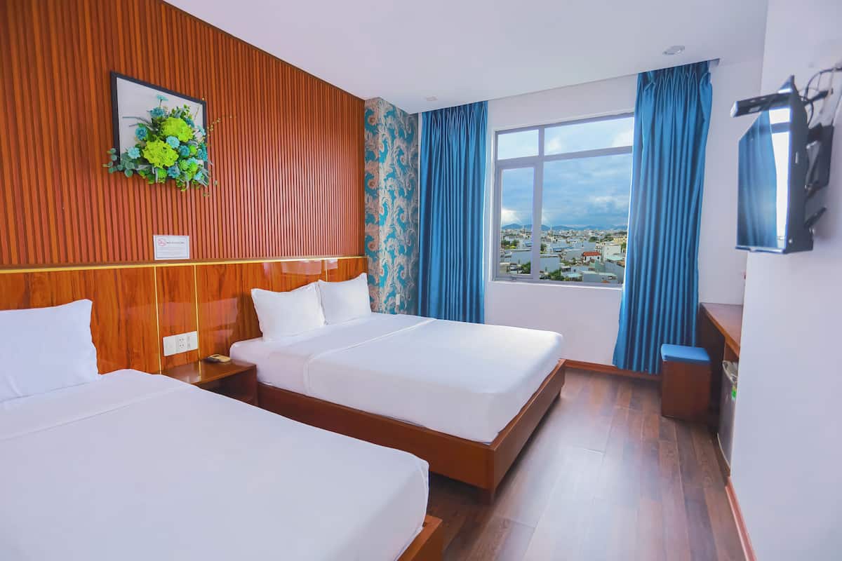 Habitación triple, vista a la ciudad