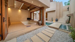 Un espacio exterior moderno con piscina, zona de estar y una escalera.