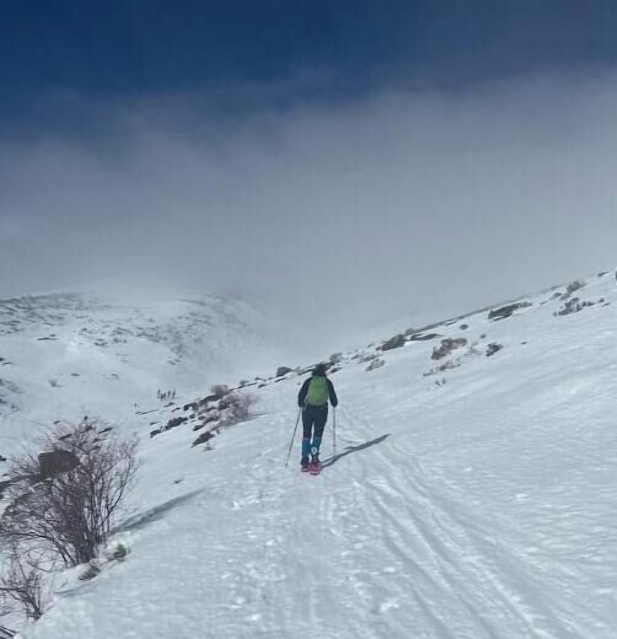 Una persona scia sulle pendici innevate.