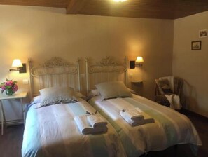 Tabla de planchar con plancha y ropa de cama 