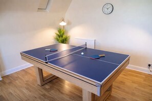 Games room - Premium Tower Bridge Apartment with Pool Table and City Views (London)