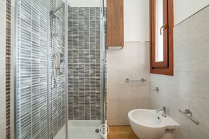 Regadera, bidet, toallas, shampoo 