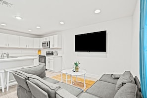 TV - Bright & Spacious 3BR | Close to Beaches (West Palm Beach)