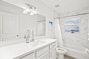 Hair dryer, towels - Bright & Spacious 3BR | Close to Beaches (West Palm Beach)