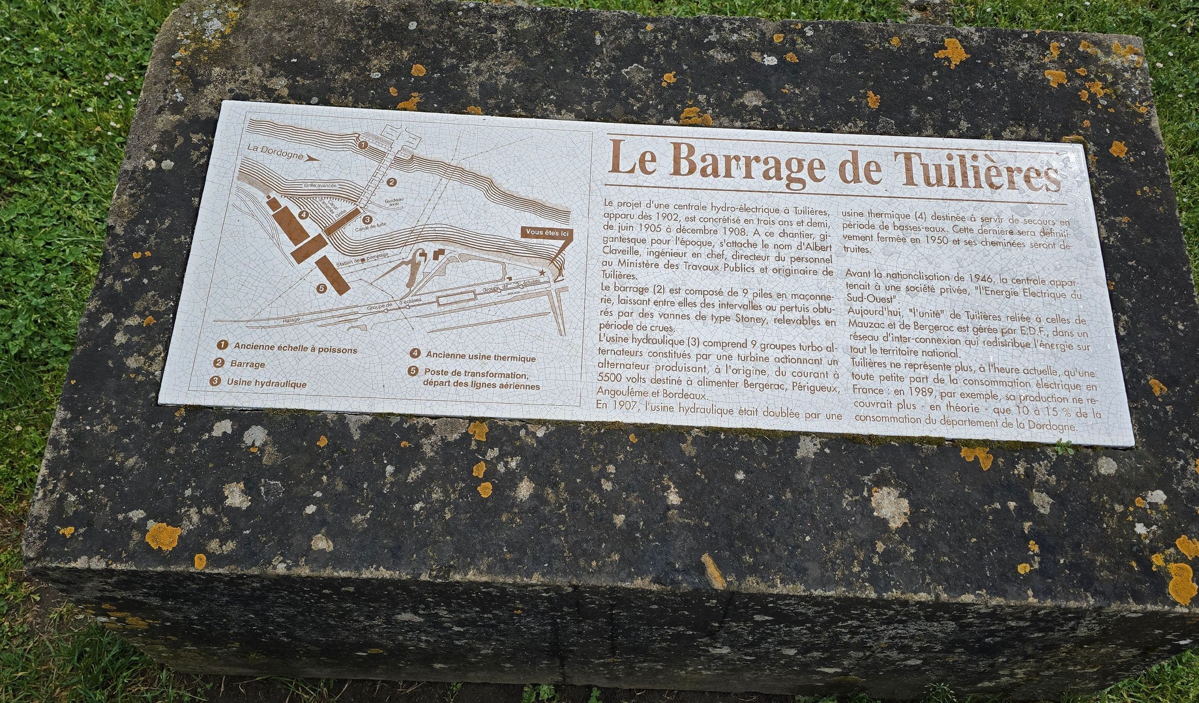 Een historische plaquette met een kaart en tekst over de Tuileries-dam, inclusief de constructie en het doel.